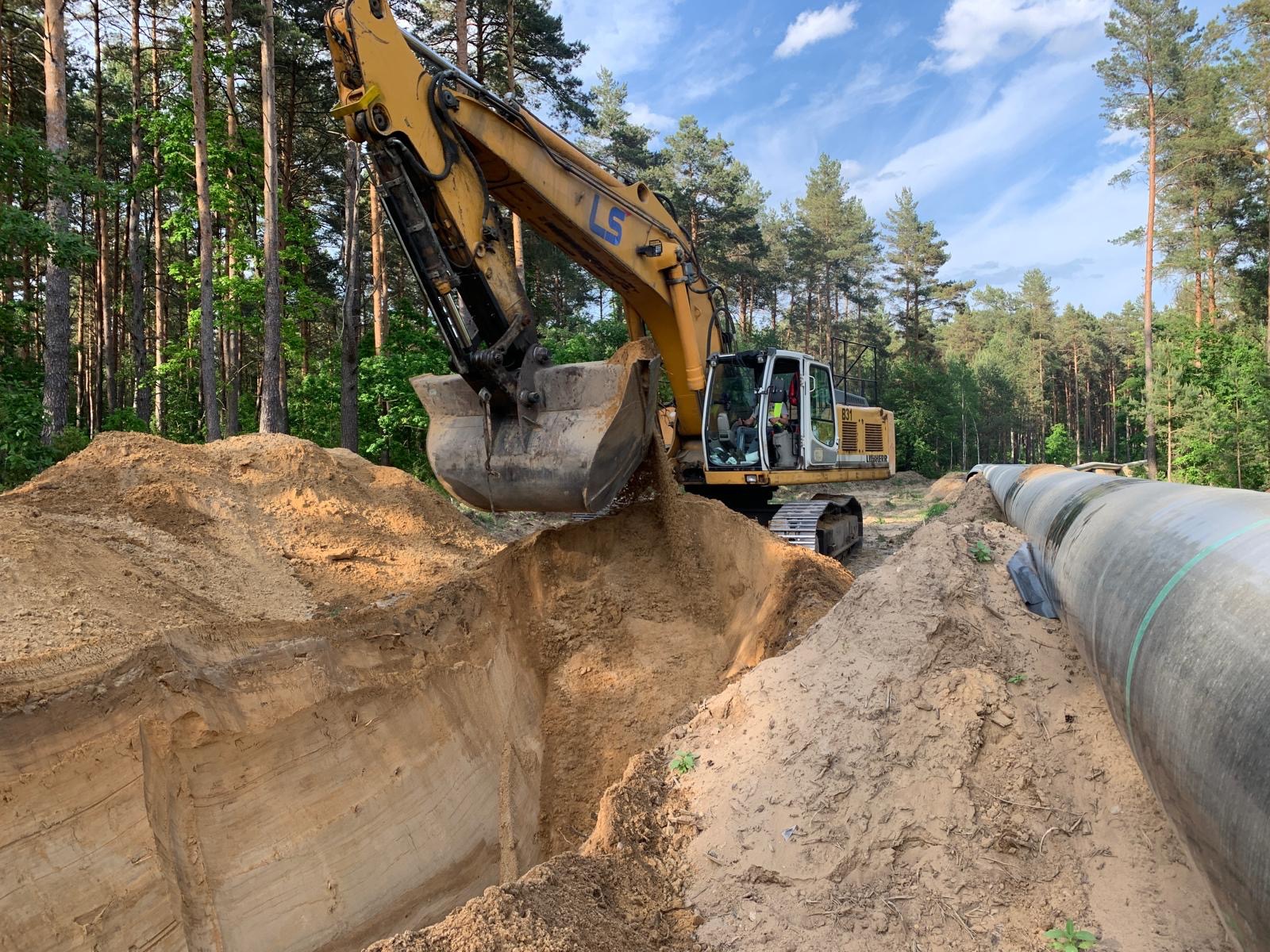 Koparka Caterpillar podczas korytowania i wykopów ziemnych - Grubarobota